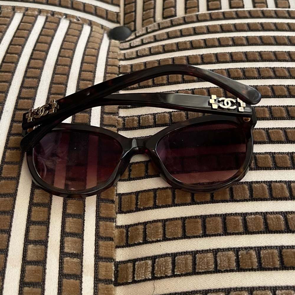 Chanel CC Logo Butterfly Sunglasses - Picture 9 of 9